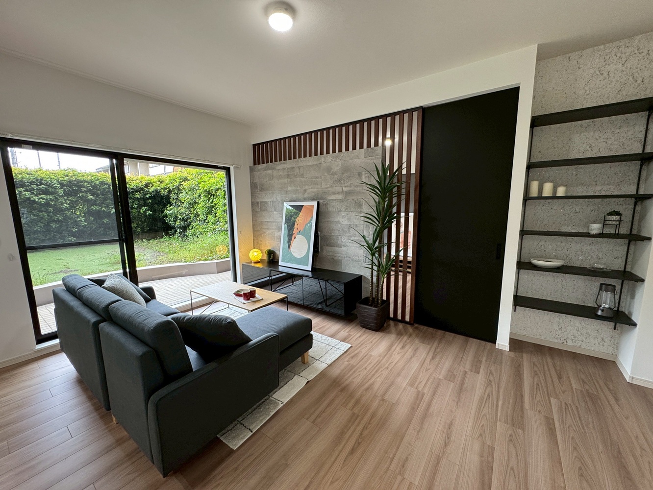 広々としたテラスと専用庭を臨むリノベーション アイキャッチ画像